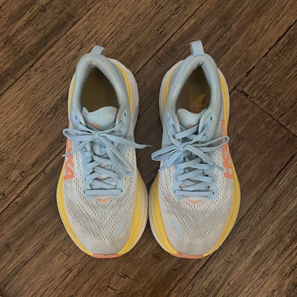 Hoka women’s bondi 8 running sneakers (6.5)